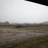 Si les choses avaient bien commencé le samedi pour la cantonale (photo du haut), le dimanche les trombes d’eau ont rendu le travail des laboureurs ext