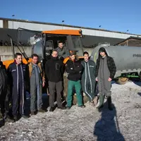 Les jeunes stagiaires avec Pascal Valentin, ouvrier de l’exploitation agricole du lycée.