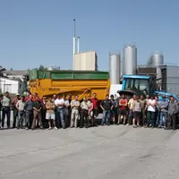 Une cinquantaine d'agriculteurs devant le site de la CFVA à Beauzac.