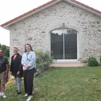 Philippe et Andrée Massardier devant leur gîte en compagnie d'Aurélie Sarda de la Chambre d'agriculture.