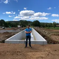 Maxime Faure devant le chantier de son futur bâtiment  pour vaches laitières.