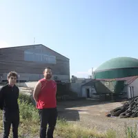 John Tridot (à droite) avec Florent Gagne, conseiller énergie renouvelable à la Chambre d'agriculture de Haute-Loire.
