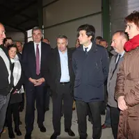 Le ministre Denormandie en pleine discussion avec les responsables professionnels, parlementaires,  élus et associés du Gaec du Lyon d'or à Vernassal.