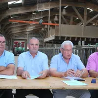 Le réseau des chambres d’agriculture et la profession œuvrent pour apporter des solutions de long terme. De gauche à droite : Gérard Bazin, Gilbert Gu