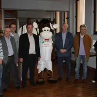 Les membres de la profession agricole avec les responsables de l’ASM Le Puy Agglo Basket Haute-Loire et de l’agence de communication Publi-cible.