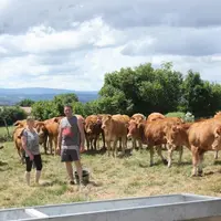 Mickael Forestier et Evelyne sa maman, associés du Gaec La Ferme du Velay sur la commune de St Haon, avec leurs limousines.