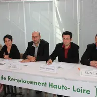 De gauche à droite : Claude Cubizolle (Directeur), Sandrine Cottier (Pdte SR), Christian Gouy (Pdt Aide Agri 43), Mickaël Vacher (Pdt ADGEA et JA43) e