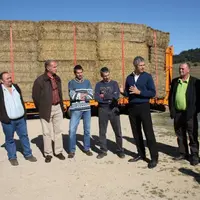 Devant le porte-char de la DIR : le préfet, Laurent Wauquiez, Gilbert Guignand.