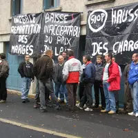 Devant la permanence de M. Boyer à Aiguilhe.