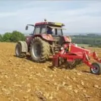 Venez découvrir le travail des déchaumeurs et aligneuses de pierres.