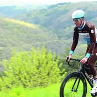 À cinq semaines du Tour de France, Romain Bardet a rechargé ses batteries chez lui, à Brioude. Et vu le profil de la neuvième étape, le champion prome