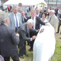 Bernard Roux, président de Lanaud Développement signe la vache symbole du Limousine Park.