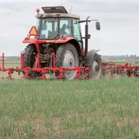Le confinement est prolongé jusqu’au 11 mai au moins, mais pour les agriculteurs le travail continue.