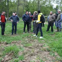 Agriculteurs et journalistes sur la parcelle de prairie endommagée de Philippe Defay.