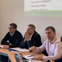 De gauche à droite : Nicolas Merle, président des JA Aura, Yannick Fialip secrétaire général et Michel Joux président de la FRSEA Aura.