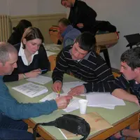 Les élèves de l’ISVT exposent à l’agriculteur les résultats du bilan énergétique de son exploitation.