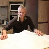 En préparation à sa télédéclaration, Jean-François Poralier, même s’il l’a dans la tête, révise son assolement de l’année sur plan.