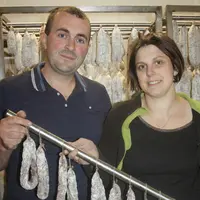 Isabelle Merlin et Ludovic Alvergnas avec leur saucisse sèche primée d'une médaille d'argent.