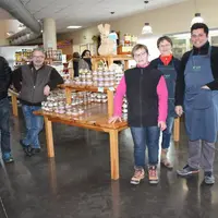 5 des 10 producteurs associés de la SARL dans le magasin qu’ils ont fait construire en 2011.