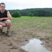 Julien Brignon sur une de ses parcelles de maïs gorgées d’eau.