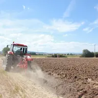 Les travaux agricoles n’attendent pas, les agriculteurs sont donc aux champs et dans leurs étables.