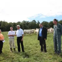 Pierre Chevallier au centre avec les 3 associés du Gaec de l’Angevine et Gilbert Guignand président de la FDSEA de Haute-Loire.