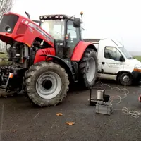Un tracteur en train de passer au banc d'essai moteur.