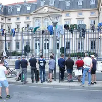 Opération symbolique : les agriculteurs ont jeté bottes et bleus de travail sur les grilles de la Préfecture remettant à l’État les “clés“ de leurs ex