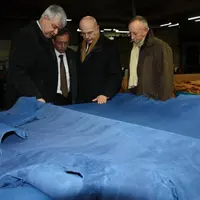 Les reponsables de l’usine et les Préfets devant une magnifique peau de veau teintée en bleu.
