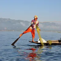 Sur le lac Inle se développent une agriculture autour de la tomate et d'autres activités économiques locales.