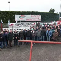 Mercredi, les éleveurs de Haute-Loire et de la Loire ont assuré leur permanence sur le site de Villefranche d’Allier.