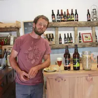 Philippe Lonjon dans sa brasserie installée sur sa ferme à Saugues.