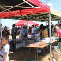 Côté JA, on s’active pour servir les plateaux repas avec burger, frites et yaourts fermiers.