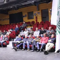 La neige et les conditions de circulation difficiles ont dissuadé de nombreux responsables locaux de venir au Conseil. 
fédéral.