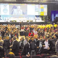 Durant le discours du Ministre, les congressistes ont tourné le dos à la tribune pour signifier qu’il ne répondait pas à leurs attentes.