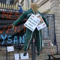 Pluie de bottes et bonhomme de paille devant la préfecture... 200 agriculteurs étaient réunis pour exprimer leur détresse.