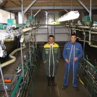 Le technicien machine à traire en compagnie de Hervé Gisclon de l’EARL de Roudesse.