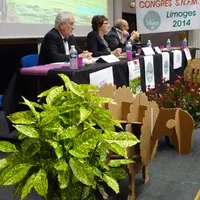 À la tribune avec au centre la présidente Sylvie LeBrun.