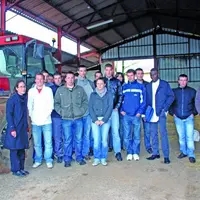 Le groupe d’étudiants-apprentis en première année de BTS ACSE sur l’exploitation de Gilles Boyer.