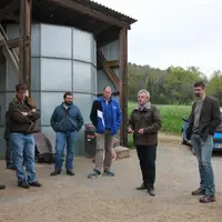 Discussion entre producteurs avec deux responsables nationaux de la FNPL, Daniel Perrin (à gauche) trésorier et Michel Lacoste (3ème en partant de la
