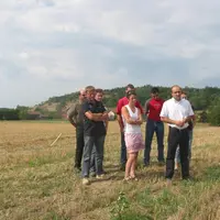 Lors de la conférence de presse sur le site.