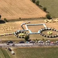 Fresque géante des agriculteurs de Haute-Loire, vue par des milliers de spectateurs lors de l'étape 14 du Tour de France 2022.