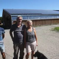 Nicolas et Lise Russier avec Florent Gagne, conseiller énergies renouvelables à la Chambre d'agriculture (à gauche sur la photo).