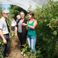 Cindy Deygas avec la sous-préfète d’Yssingeaux, Christine Hacques et le directeur de la DDT, François Gorieux sous un tunnel de framboises.
