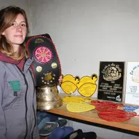 Chloé avec les nombreux prix remportés lors de divers concours : une fierté pour la famille terrasse.