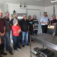 Les jeunes agriculteurs installés ou en cours d’installation dans le laboratoire du Gaec des Sapins.