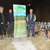 Gilles Gamon avec Rémy Dos Santos et Michel Grand dans la chèvrerie installée dans le village des Paziers à Montregard.