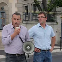Yannick Fialip et Anthony Fayolle à l’occasion d’une action syndicale FDSEA-JA devant la Préfecture. (Photo d’archives)