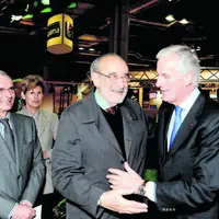 Au salon de l’agriculture 2009, Edgard Pisani a reçu des mains de Michel Barnier, le Prix des Lecteurs Terra 2009 pour son ouvrage « une politique mon