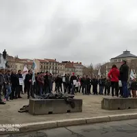 Les agriculteurs étaient nombreux devant la Préfecture, preuve que les difficultés sont grandes !
